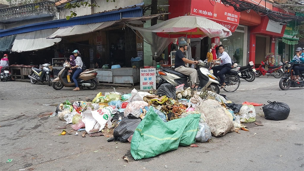 Đường phố ở TP Nam Định mỗi khi người dân chặn xe thu gom rác vào bãi chôn lấp ở ngoại thành.