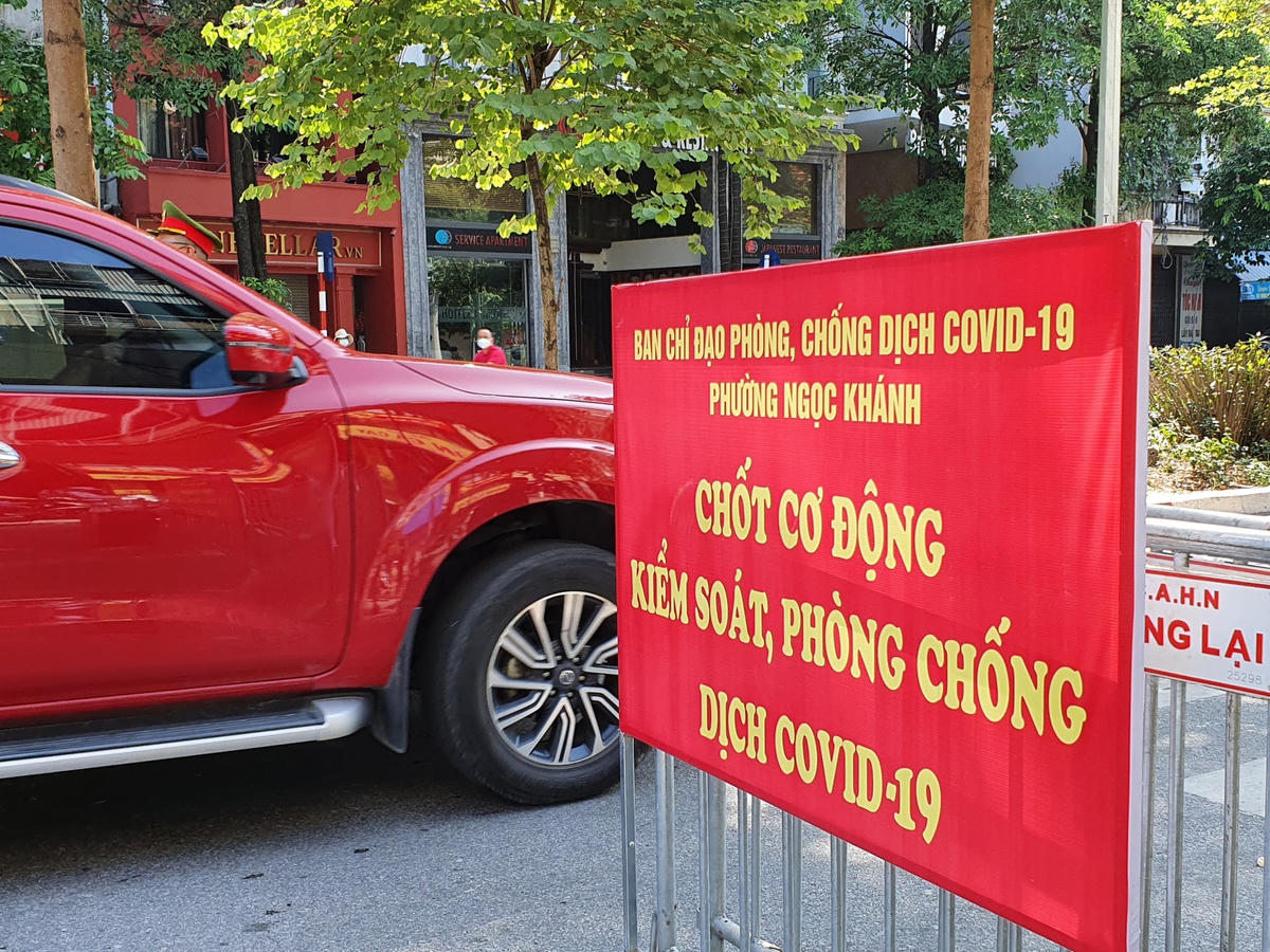 Theo ghi nhận của PV Báo Đại Đoàn Kết Online, tại đường Đào Tấn, đoạn qua ngã tư Đào Tấn - Nguyễn Khánh Toàn, lực lượng chức năng đã tiến hành lập chốt chặn kiểm soát dịch đối với các phương tiện di chuyển vào trung tâm thành phố. 