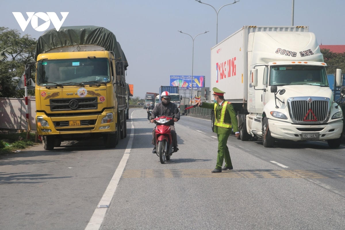 Theo quy định mới của TP Hải Phòng, các chốt kiểm soát dịch bệnh của thành phố chỉ cho những người có giấy xác nhận của chính quyền khi ra, vào thành phố.  