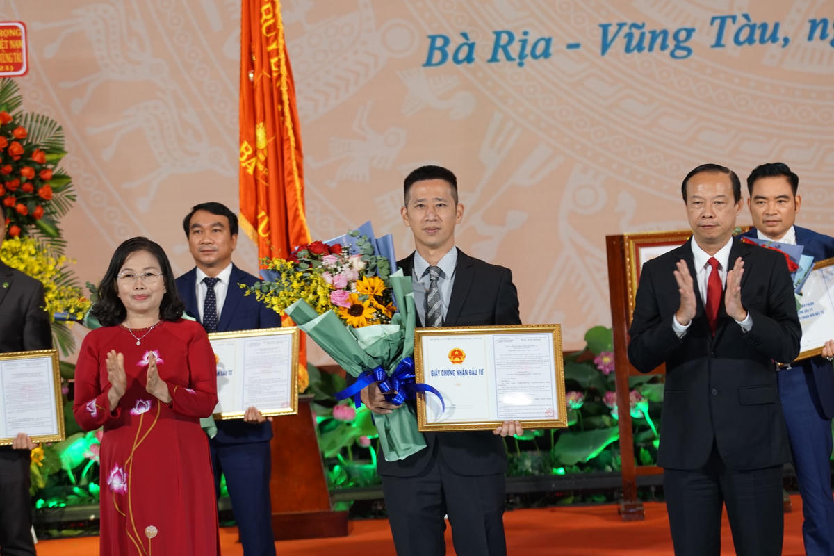 Lãnh đạo tỉnh trao Quyết định chủ trương đầu tư, Giấy chứng nhận đăng ký đầu tư cho 8 dự án với tổng vốn đầu tư khoảng 26.000 tỷ đồng, tương đương 1,1 tỷ USD.