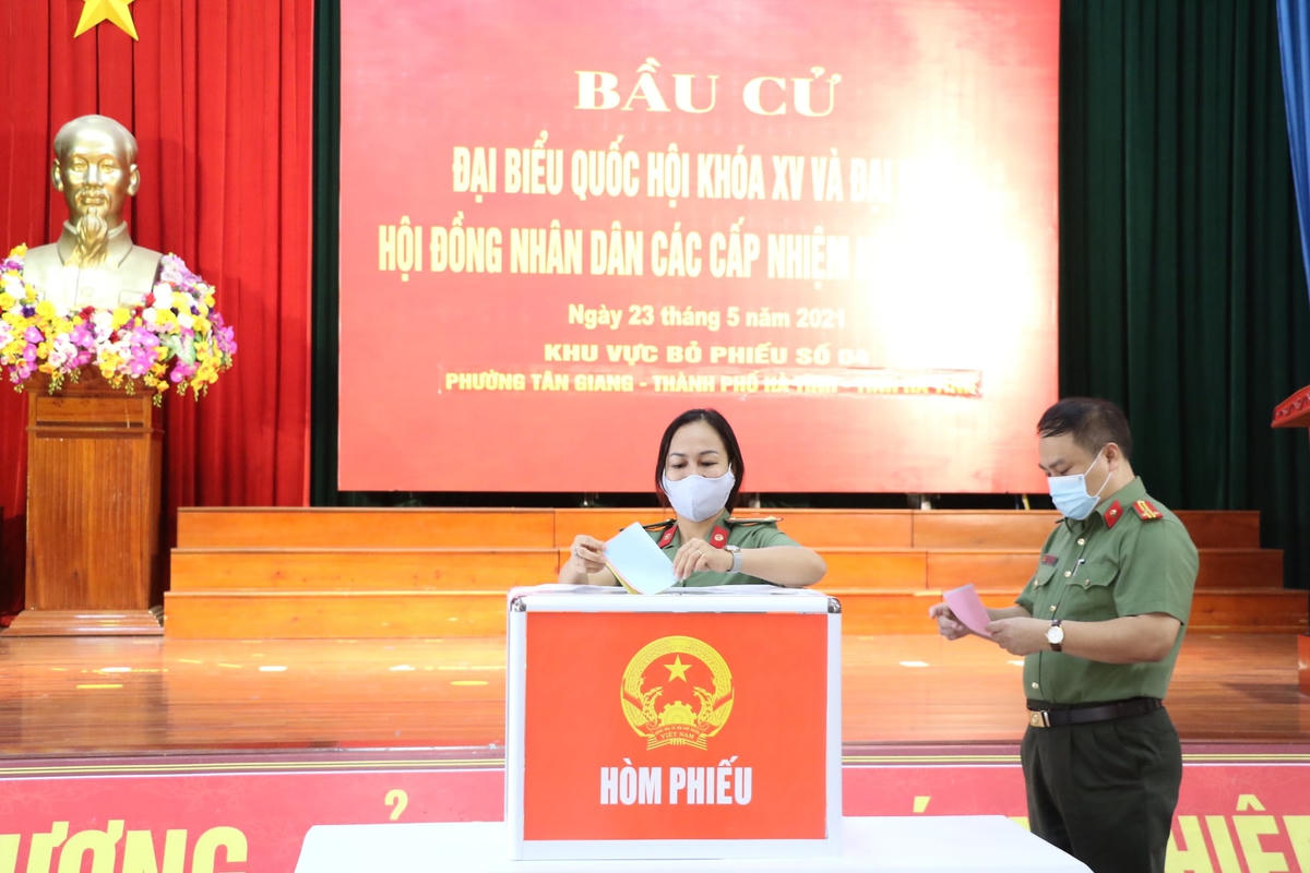 Đại tá Lê Khắc Thuyết, Giám đốc Công an tỉnh cùng cán bộ, chiến sĩ Công an tỉnh Hà Tĩnh đi bầu cử.