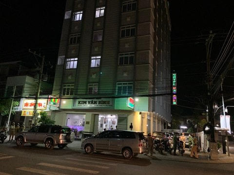 Bên ngoài khách sạn Kim Vân Bình, nơi công an phát hiện hành vi mua bán dâm. 