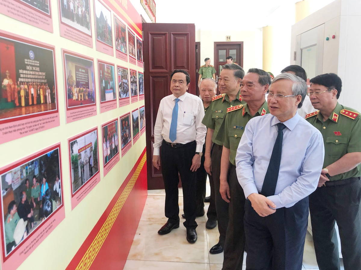 Các đại biểu tham quan triển lãm ảnh bên lề Hội thảo