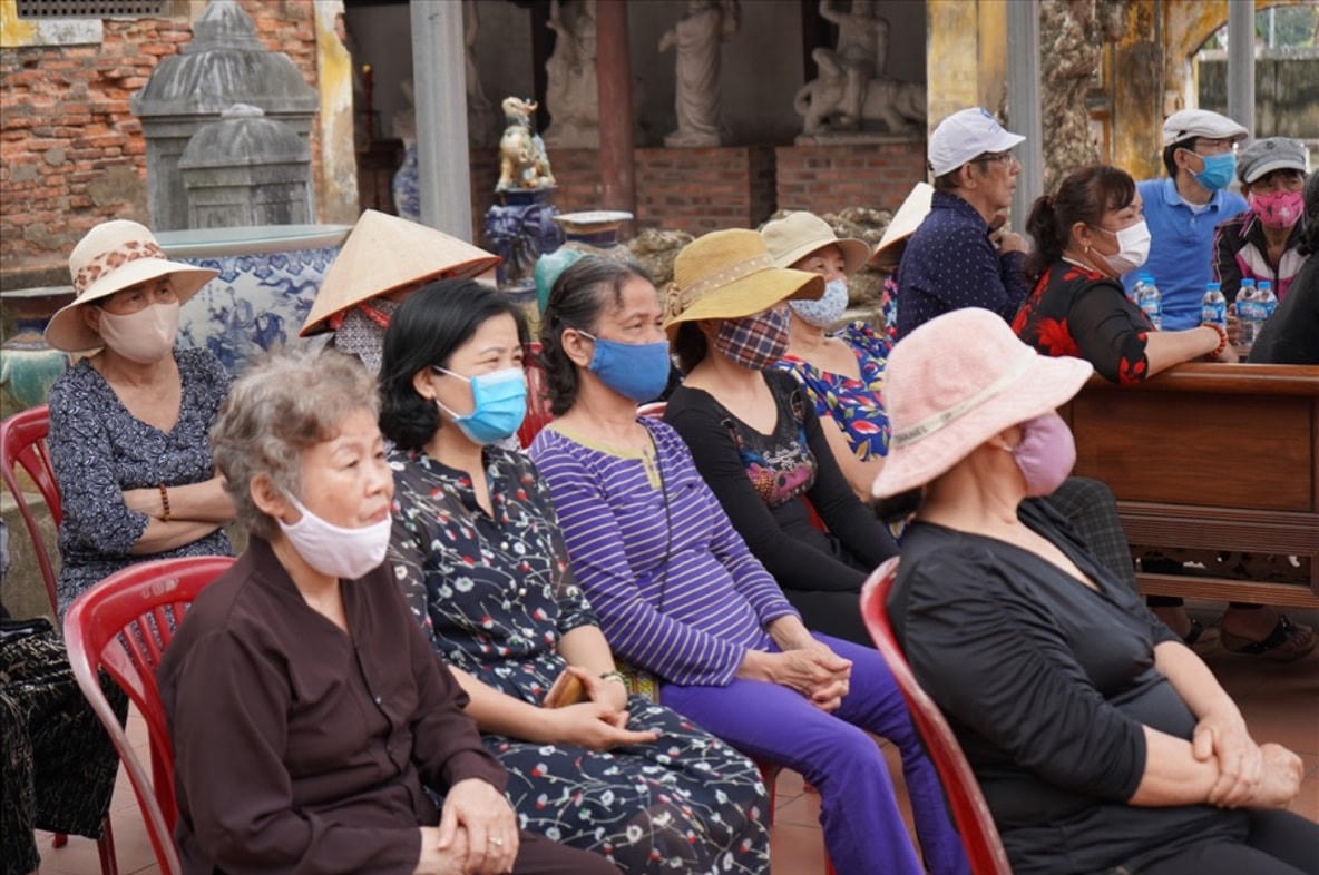 Đông đảo người dân đến dự họp “kỷ luật” sư trụ trì chùa Hưng Khánh.
