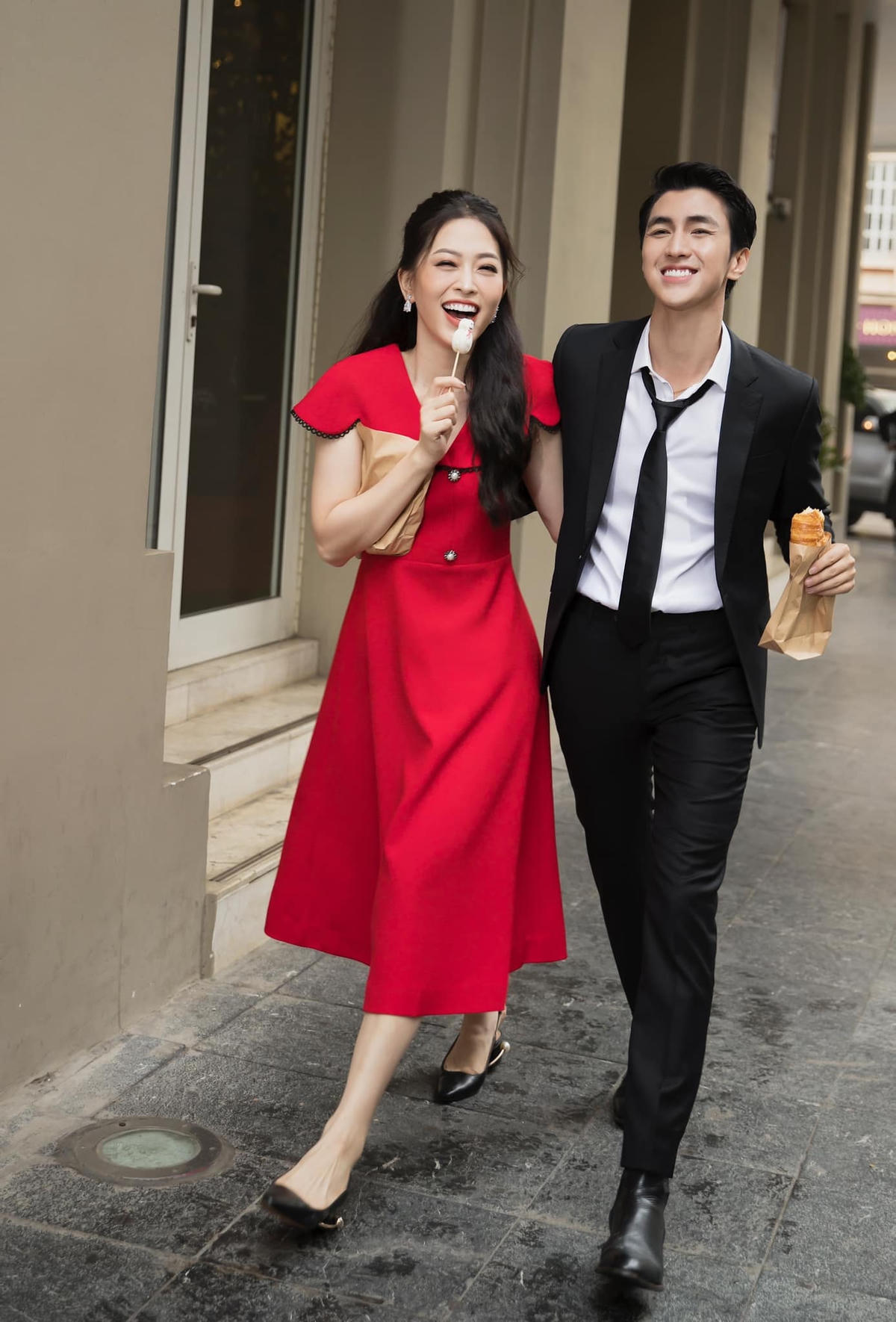 Diễn viên Bình An và Á hậu Phương Nga cùng nhau dạo phố ngày đầu năm: “Chúng tớ nắm tay nhau bước qua năm thứ 4 đây”.  