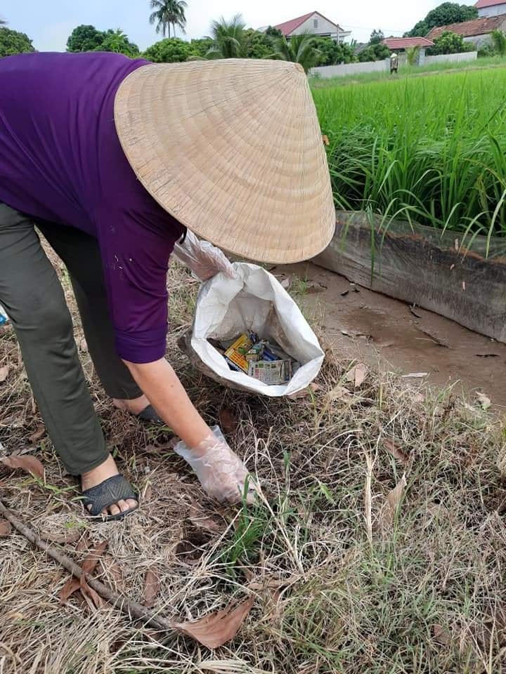 Thu gom vỏ bao bì thuốc bảo vệ thực vật.