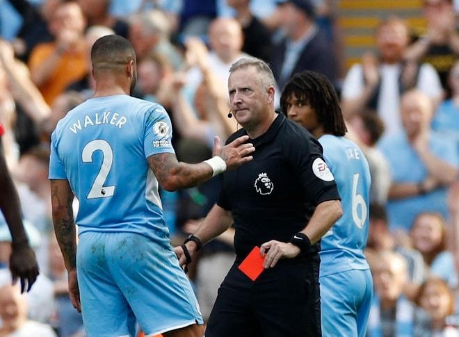 Man City thoát được quả phạt đền nhờ VAR.