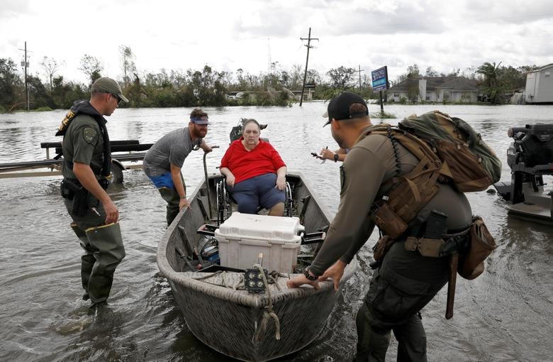 Các thành viên của đội cứu hộ sơ tán người dân sau khi cơn bão Ida đổ bộ vào bang Louisiana.