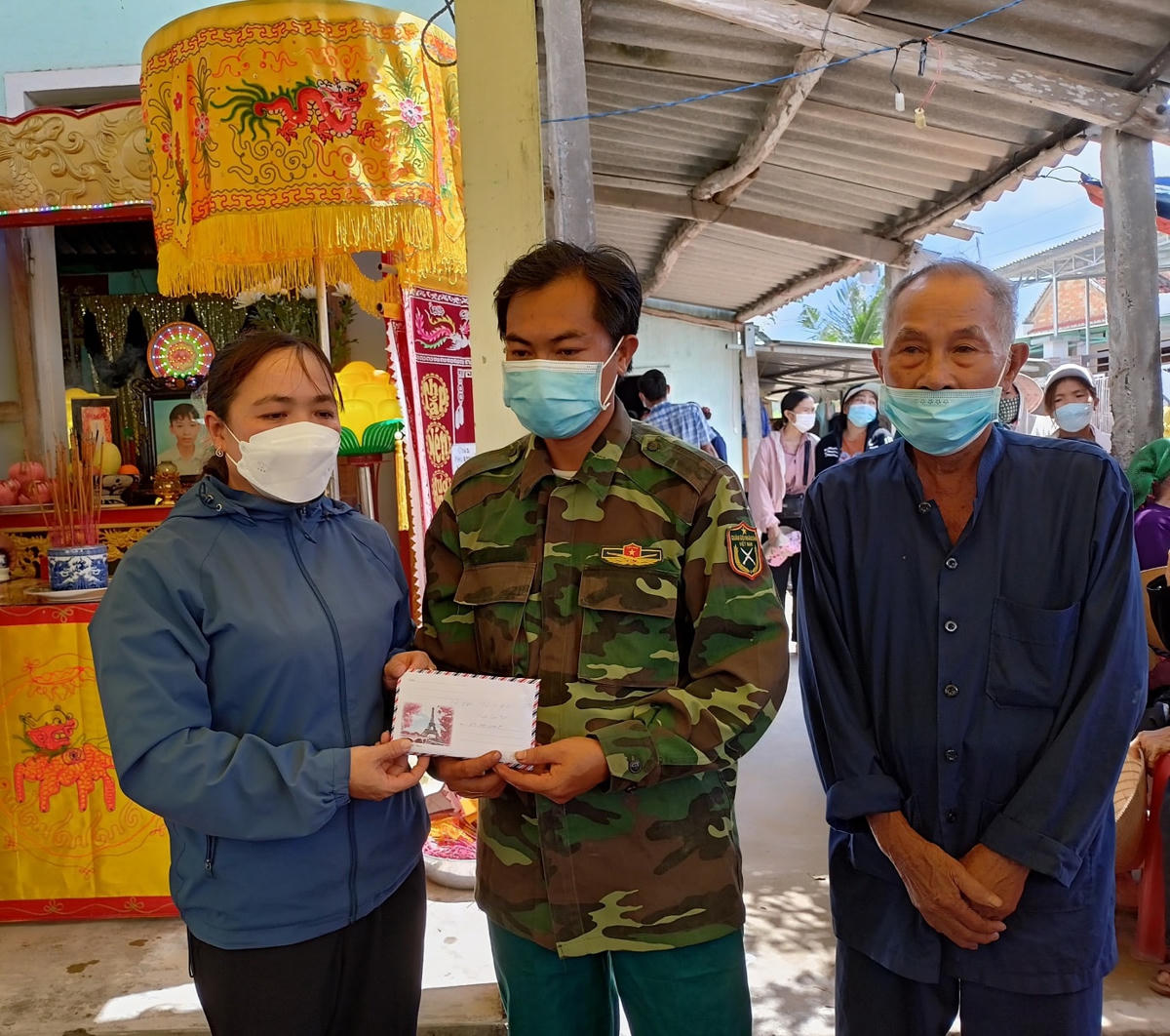Hội LHPN huyện Sơn Tịnh trao số tiền hơn 49 triệu đồng hỗ trợ cho gia đình em Tuấn.