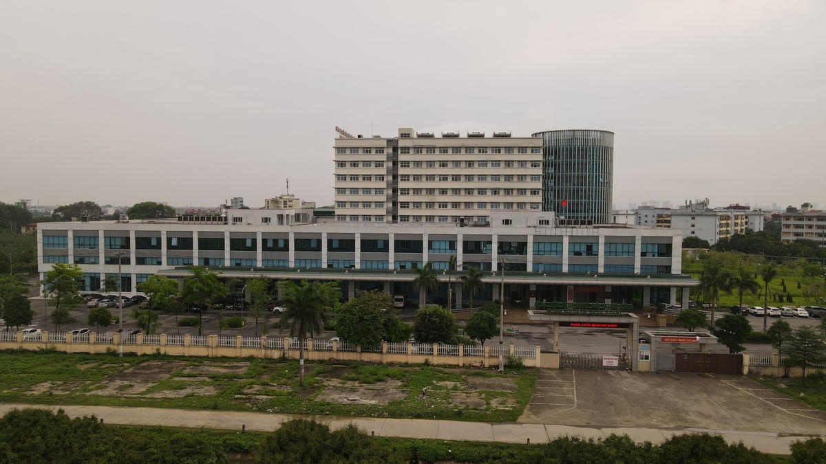 Các lối vào của Bệnh viện Bệnh Nhiệt đới Trung ương cơ sở 2 đều được lực lượng chức năng kiểm soát. Ảnh: Quang Vinh.