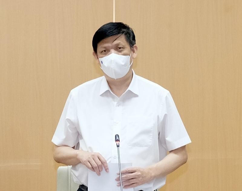 Bộ trưởng Bộ Y tế Nguyễn Thanh Long trao đổi về các vấn đề liên quan đến công tác điều trị bệnh nhân Covid-19.
