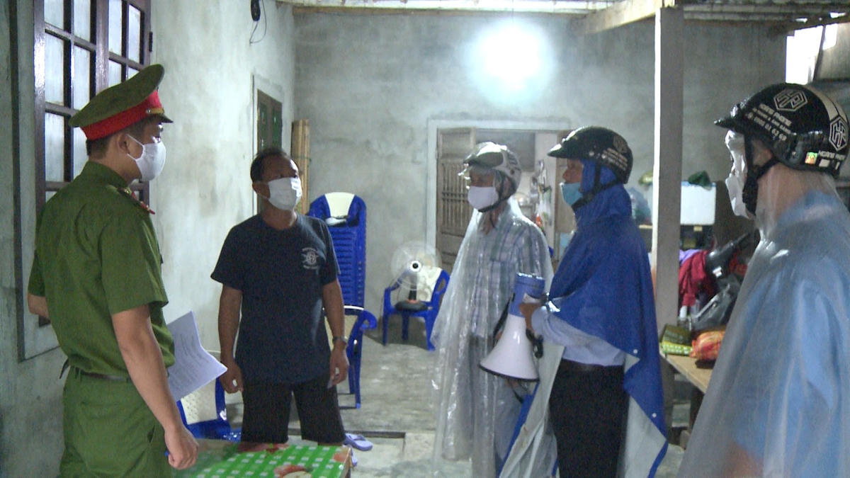 Để đảm bảo an toàn cho người dân trước cơn bão số 5, trưa cùng ngày Ban Chỉ huy PCTT và TKCN tỉnh Thừa Thiên - Huế đã phát thông báo khẩn yêu cầu người dân hạn chế ra đường từ 14h chiều nay cho đến khi có thông báo mới. Các địa phương khẩn trương sơ tán, di dời dân trước 17h ngày hôm nay.