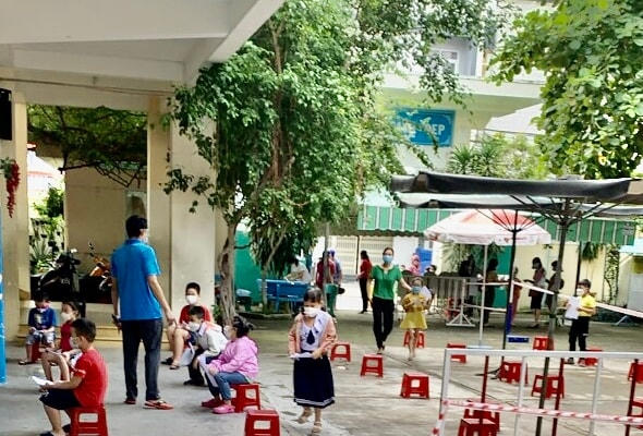 Học sinh Trường tiểu học Phước Hải I đang xét nghiệm Covid-19 cho học sinh trước khi tới trường.