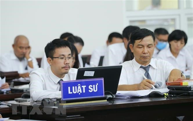 Các luật sư bào chữa cho bị cáo tại phiên tòa. Ảnh: TTXVN.