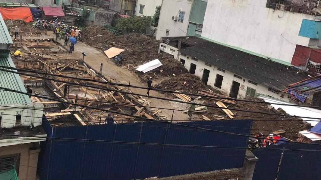 Khu đất được làm móng bê tông kiên cố.