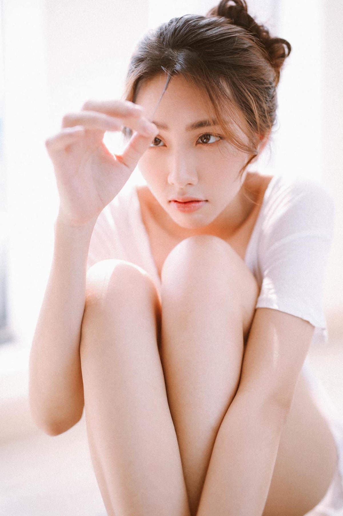 Nguyễn Thúc Thùy Tiên từ nhỏ đã thiệt thòi hơn những bạn cùng trang lứa. Cô sống với dì và thiếu thốn tình thương của cả ba lẫn mẹ.
