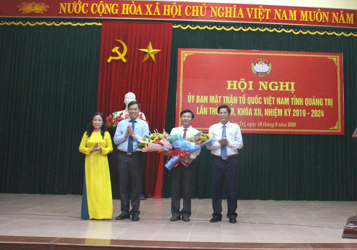 Lãnh đạo tỉnh Quảng Trị tặng hoa chúc mừng Tân Chủ tịch Ủy ban MTTQ Việt Nam tỉnh Quảng Trị.