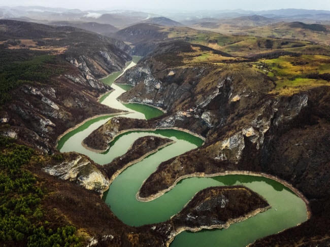 Khung cảnh được chụp từ trên cao của dòng sông Uvac ở Serbia.