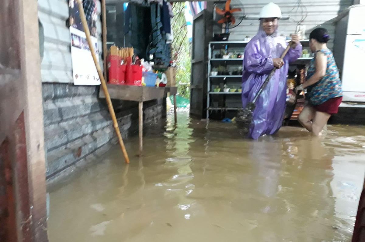 Bà Nguyễn Thị Gái (trú tại đường Nguyễn Hữu Cảnh cho biết): Nước ngập vào tận nhà từ hôm qua đến giờ khiến cuộc sống của gia đình bị ảnh hưởng.