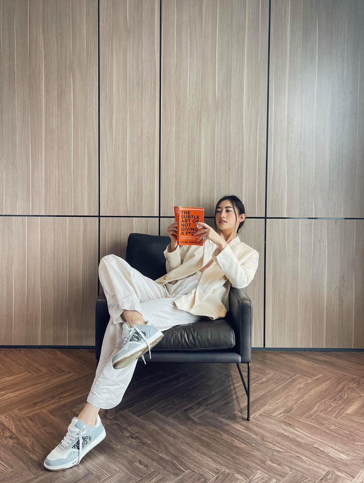 Hoa hậu Lương Thùy Linh chọn streetstyle năng động với quần ống rộng, áo khoác vest và giày thể thao.