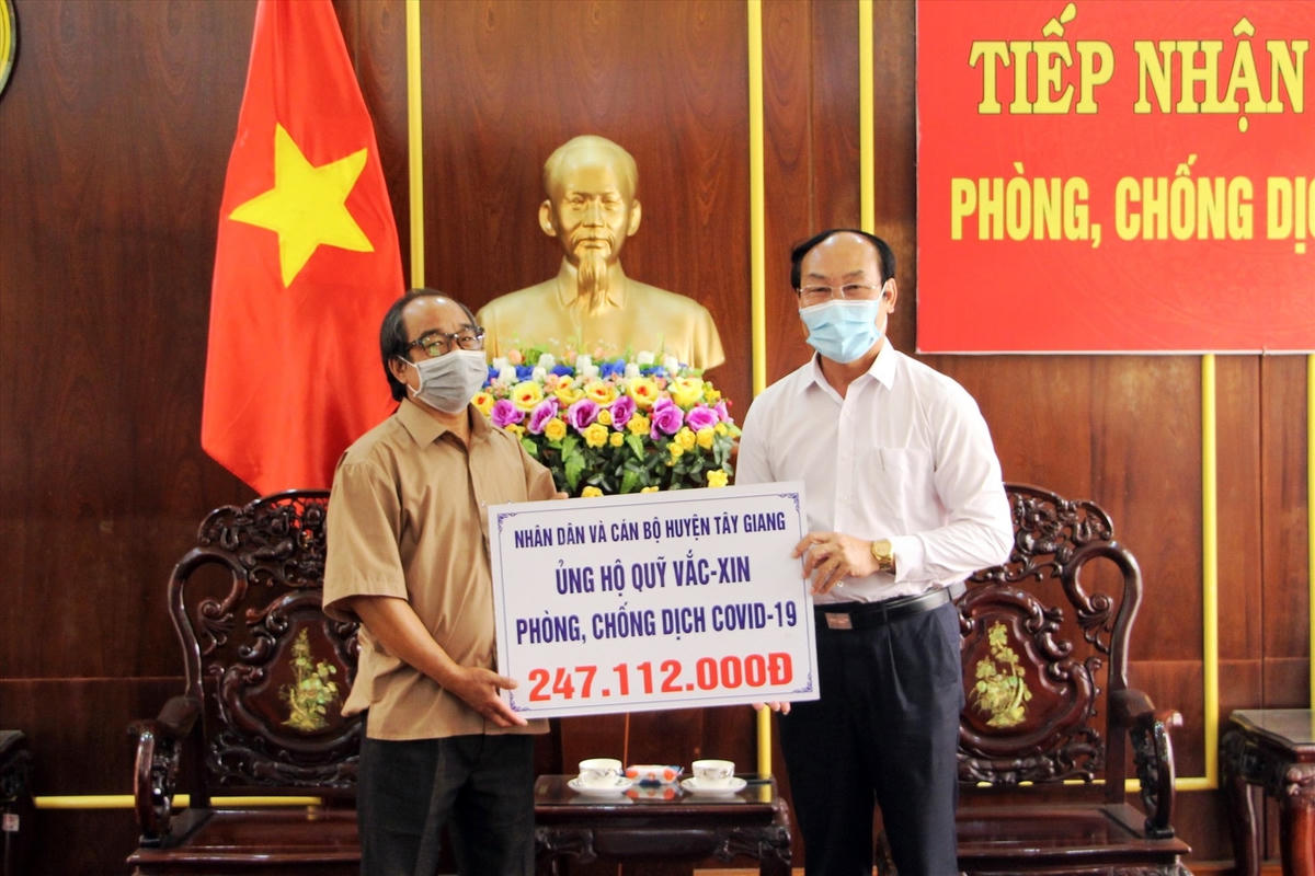 Huyện Tây Giang ủng hộ quỹ vắc xin.