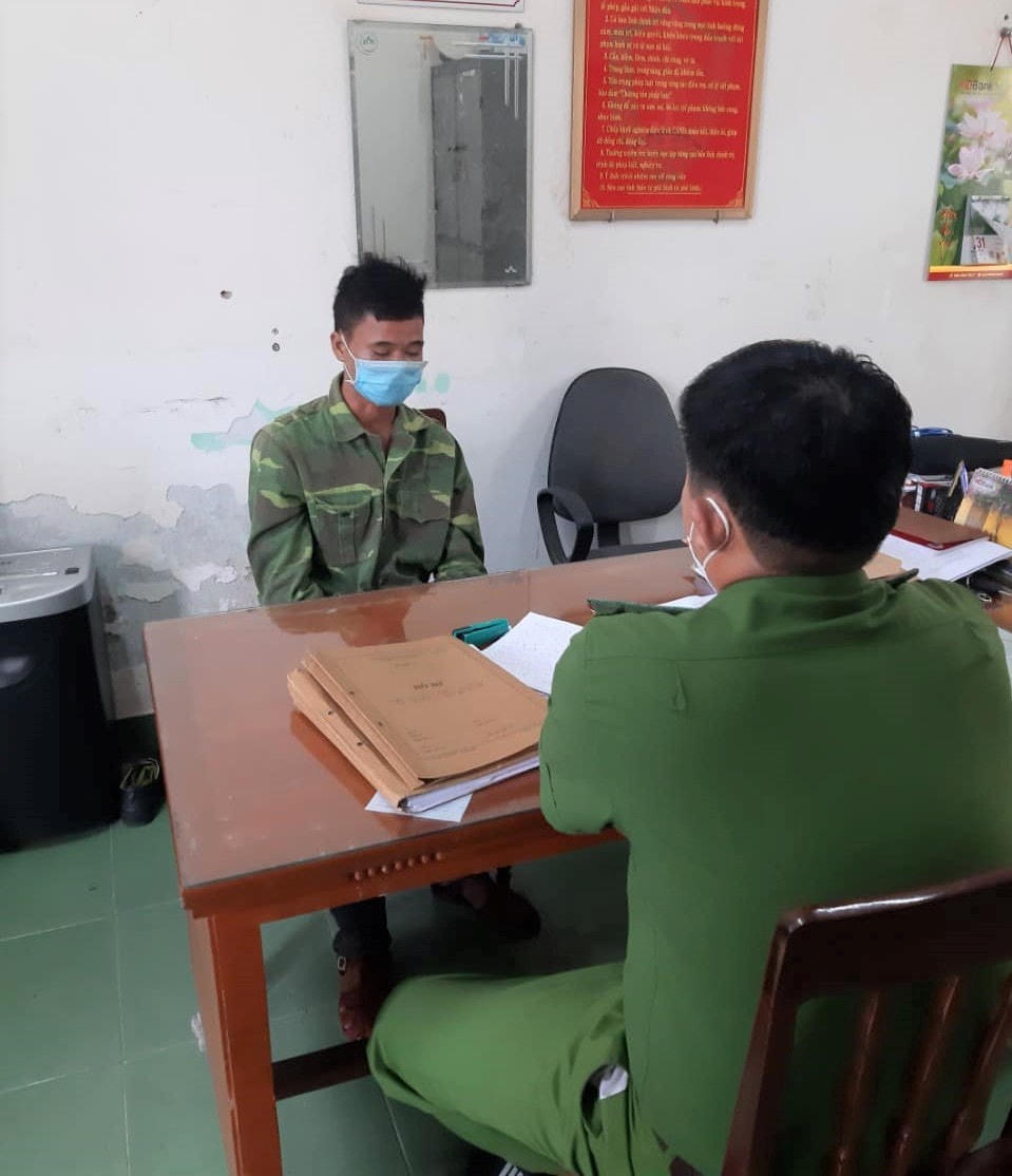 Đối tượng Lê Văn Hải tại cơ quan Công an. (Ảnh CA cung cấp).