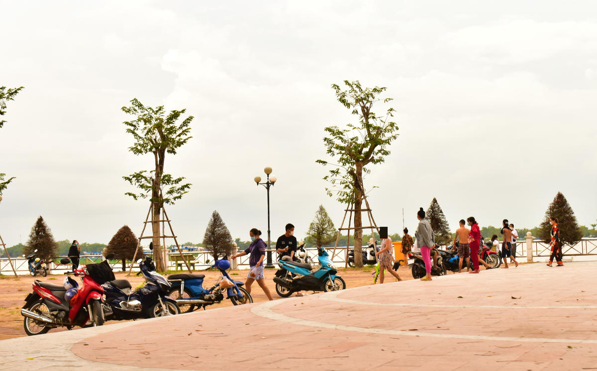 Người dân đỗ ra công viên đông đúc sau thời gian dài thực hiện các biện pháp giãn cách để phòng chống dịch Covid-19. 