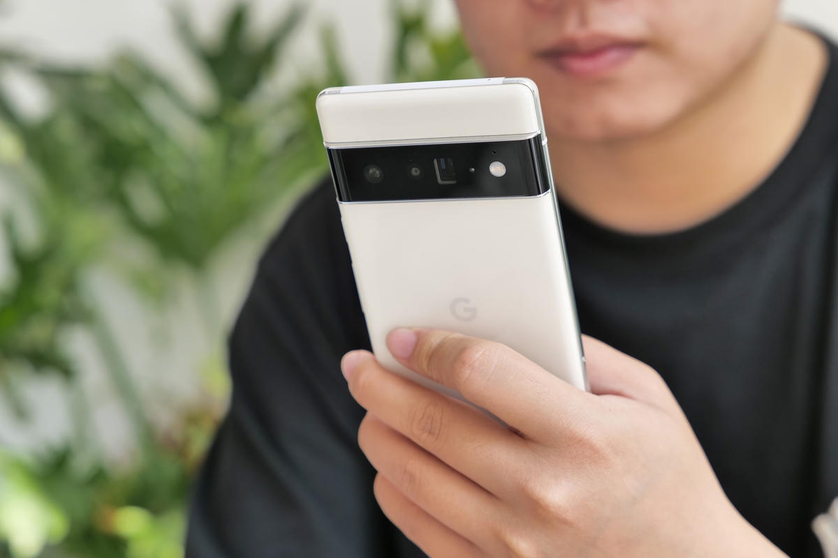 Pixel 6 Pro được trang bị bộ xử lý Tensor do Google tự phát triển. Google cho biết chip Tensor của hãng được trang bị 8 lõi xử lý, được tích hợp trí tuệ nhân tạo. Ngoài ra, bộ xử lý Tensor còn được Google tích hợp chip bảo mật Titan M2, giúp Pixel 6 Pro trở thành smartphone được bảo mật tốt nhất từ trước đến nay của Google.