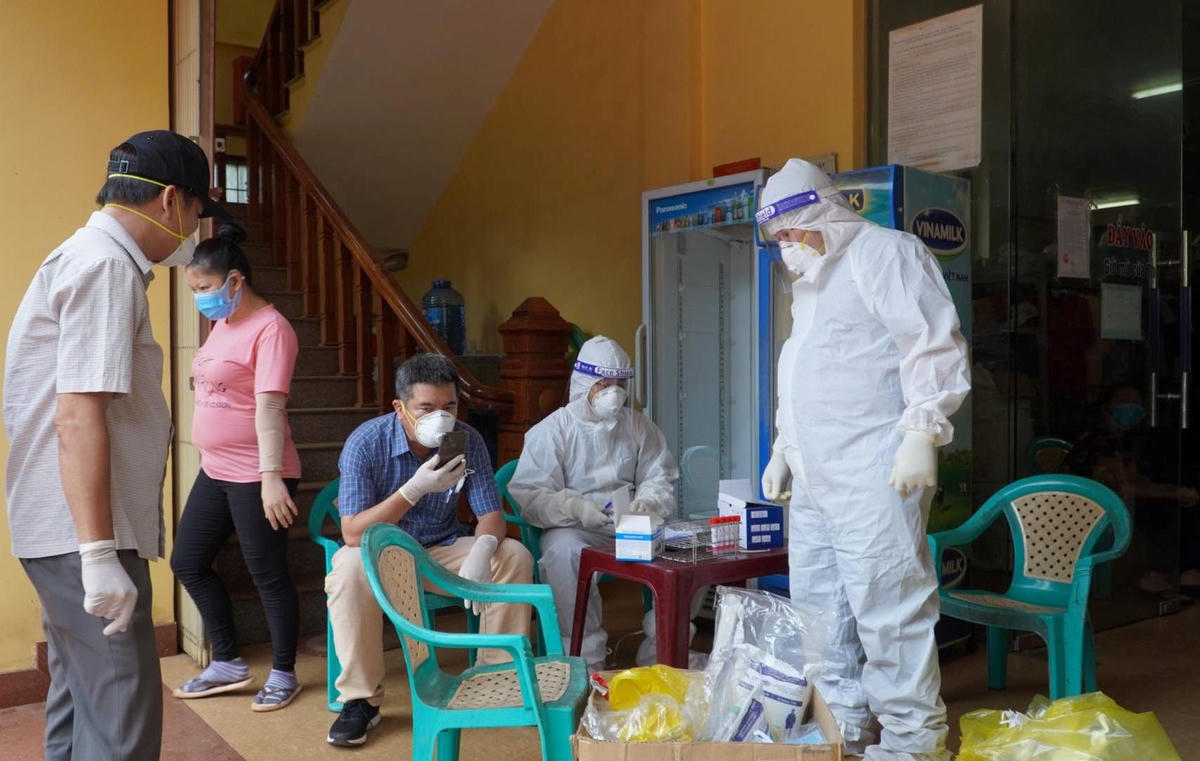 CDC Quảng Bình nhanh chóng lấy mẫu xét nghiệm, truy vết những người tiếp xúc.