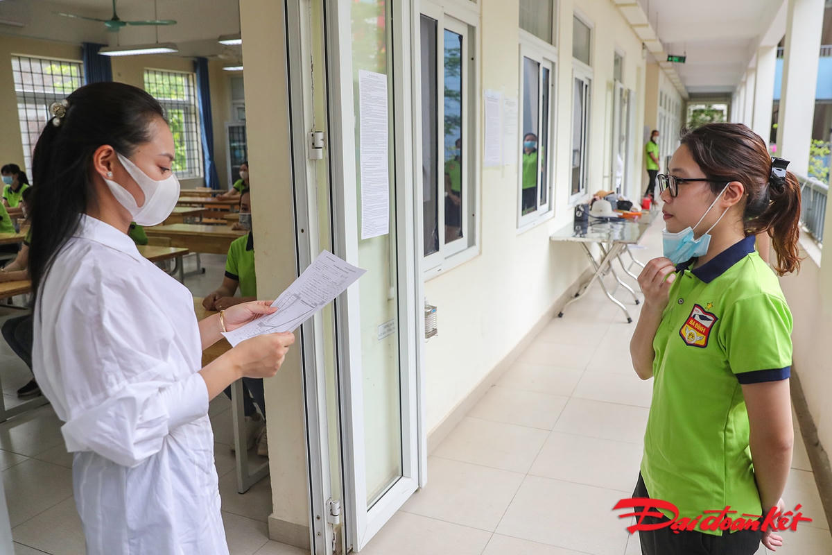 Trước khi vào phòng thi, thí sinh được yêu cầu gỡ khẩu trang để cán bộ coi thi kiểm tra, làm thủ tục vào phòng thi, sau đó yêu cầu thí sinh đeo lại khẩu trang trong suốt thời gian làm bài thi. 