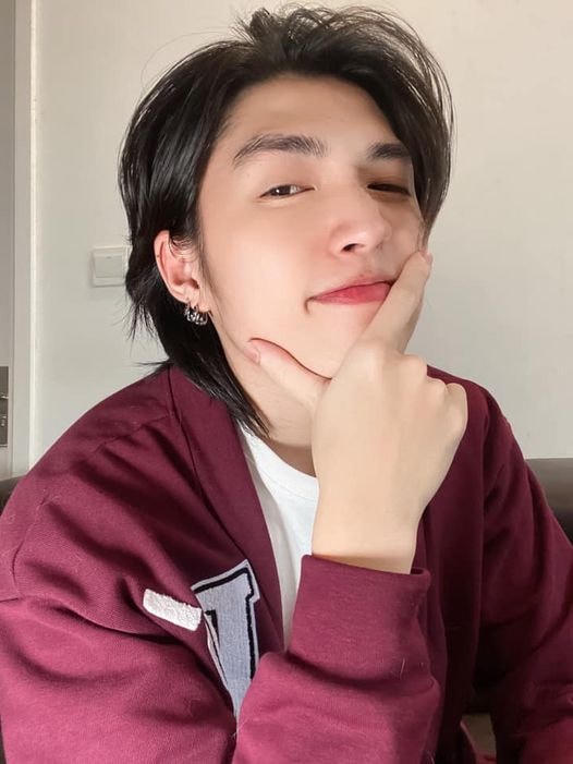 “Hoàng tử” Cody của Uni5 đốn tim fan nữ: “Ở trên mạng chỉ, tạo dáng như này chụp hình sẽ đẹp trai”.  