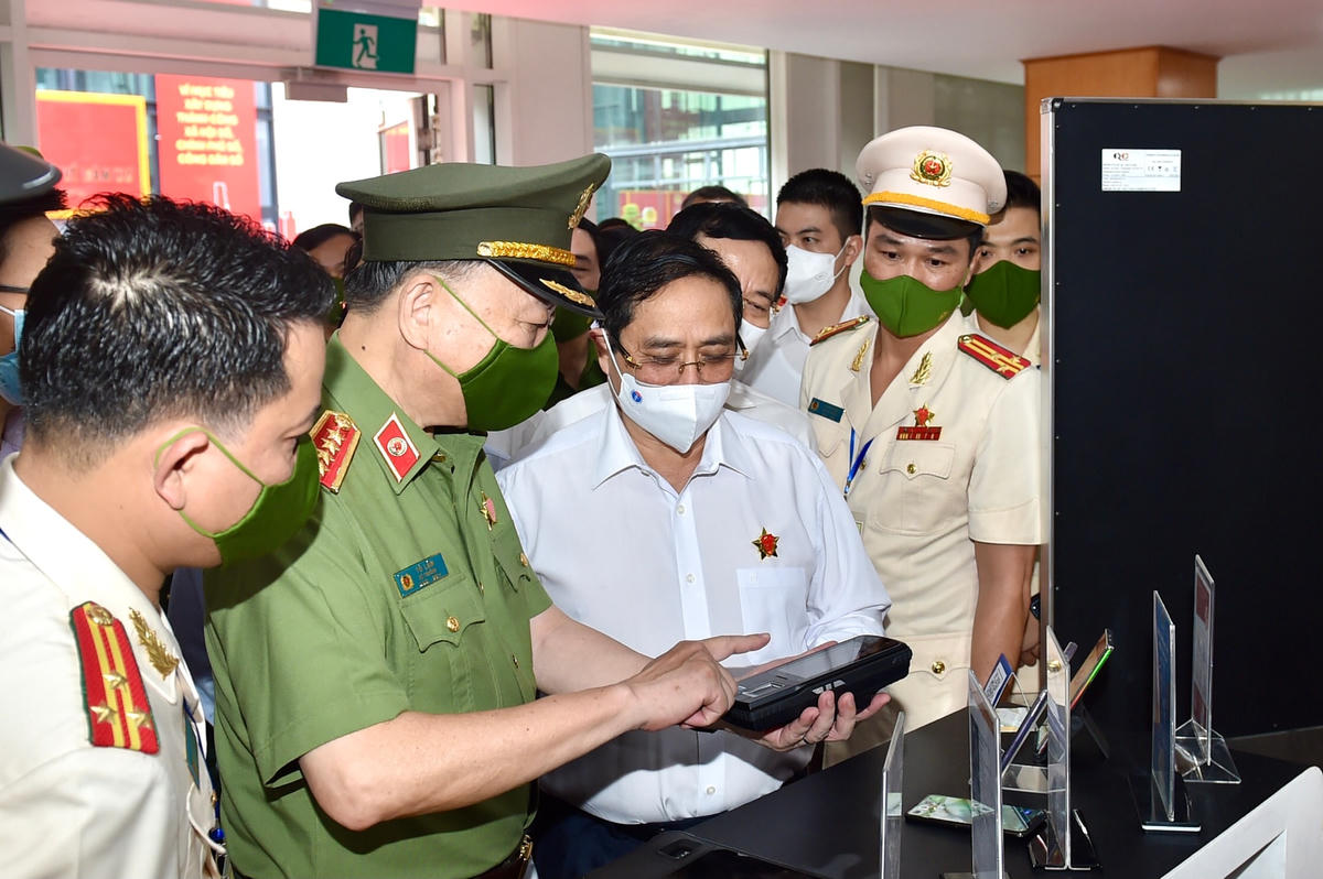Thủ tướng Chính phủ Phạm Minh Chính tham quan khu vực trưng bày các trang thiết bị phục vụ Dự án Cơ sở dữ liệu quốc gia về dân cư. Ảnh: VGP/Nhật Bắc.