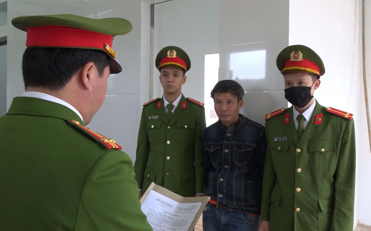 Cơ quan chức năng tống đạt quyết định khởi tố vụ án, khởi tố bị can.