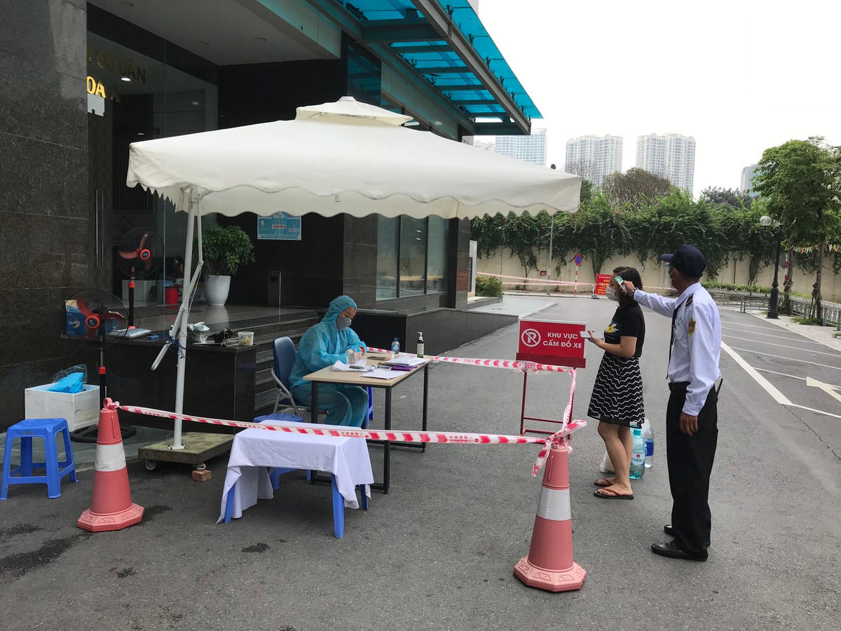 Tổ Covid cộng đồng tại chung cư Việt Đức Complex hoạt động rất hiệu quả. Ảnh: Phạm Sỹ.