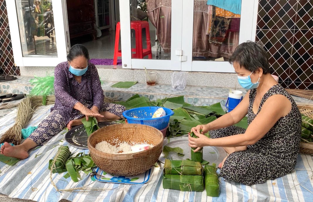 Người dân Bạc Liêu gói bánh tét hỗ trợ TP Hồ Chí Minh.