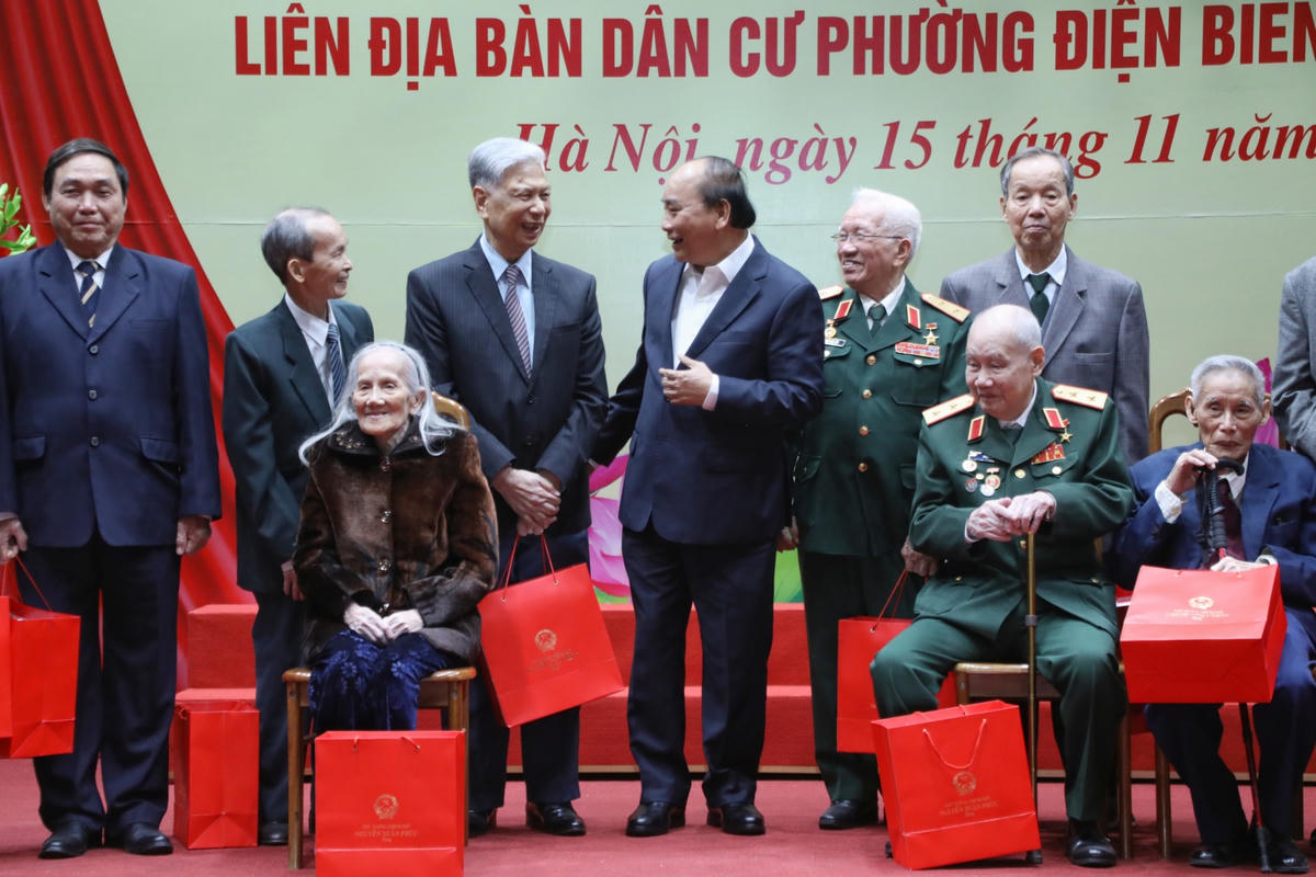 Thủ tướng Chính phủ Nguyễn Xuân Phúc tặng quà cho các vị lão thành cách mạng, các cụ cao niên phường Điện Biên.