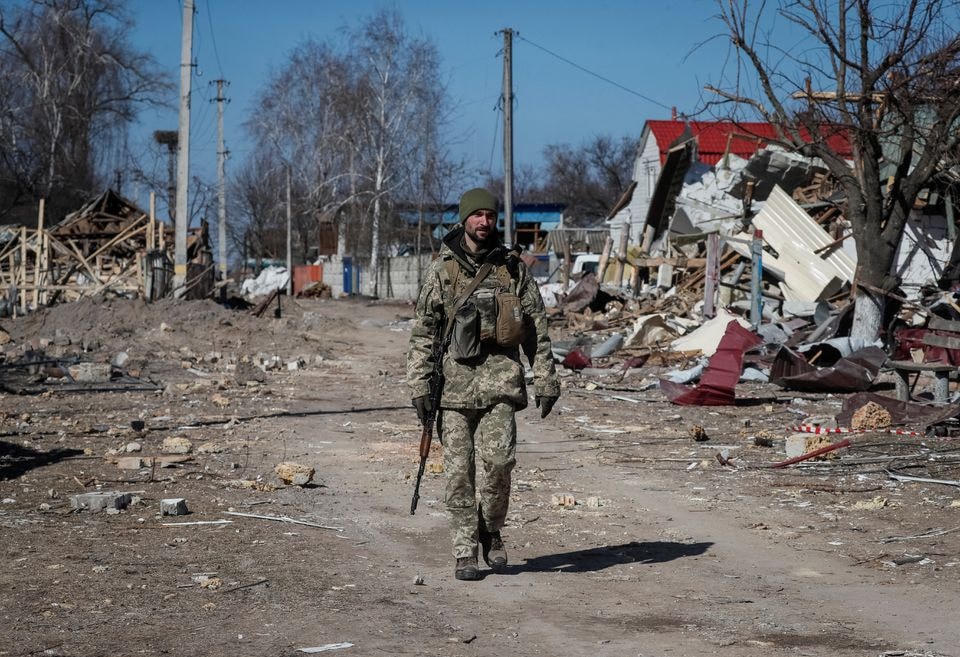 Một quân nhân Ukraine tại một ngôi làng bị phá hủy ở chiến tuyến miền đông Kiev, Ukraine. Ảnh: Reuters.