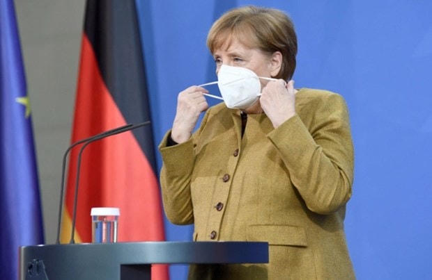 Thủ tướng Đức Angela Merkel tiêm hai loại vaccine Covid-19 khác nhau