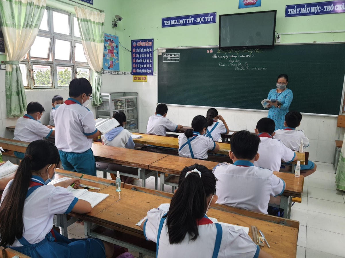 Các bàn học đều trang bị khẩu trang và nước sát khuẩn, tất cả học sinh phải đeo khẩu trang khi đến trường.