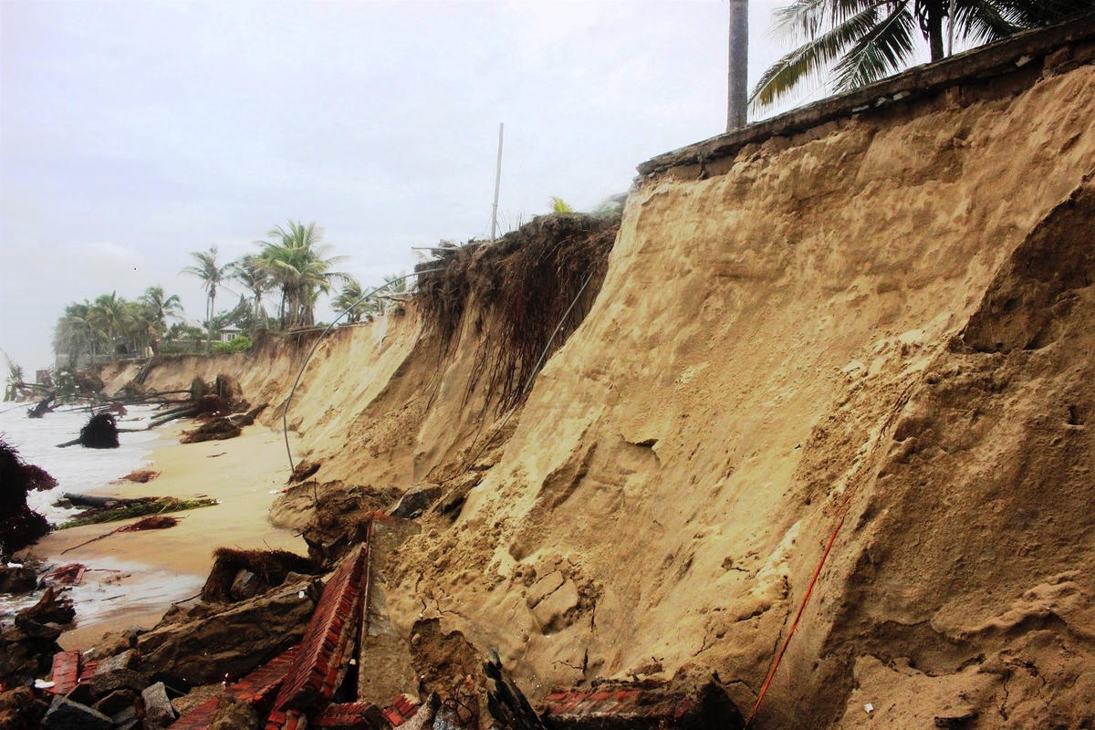 Hơn 100 mét bờ biển bị triều cường tấn công gây sạt lở nặng.