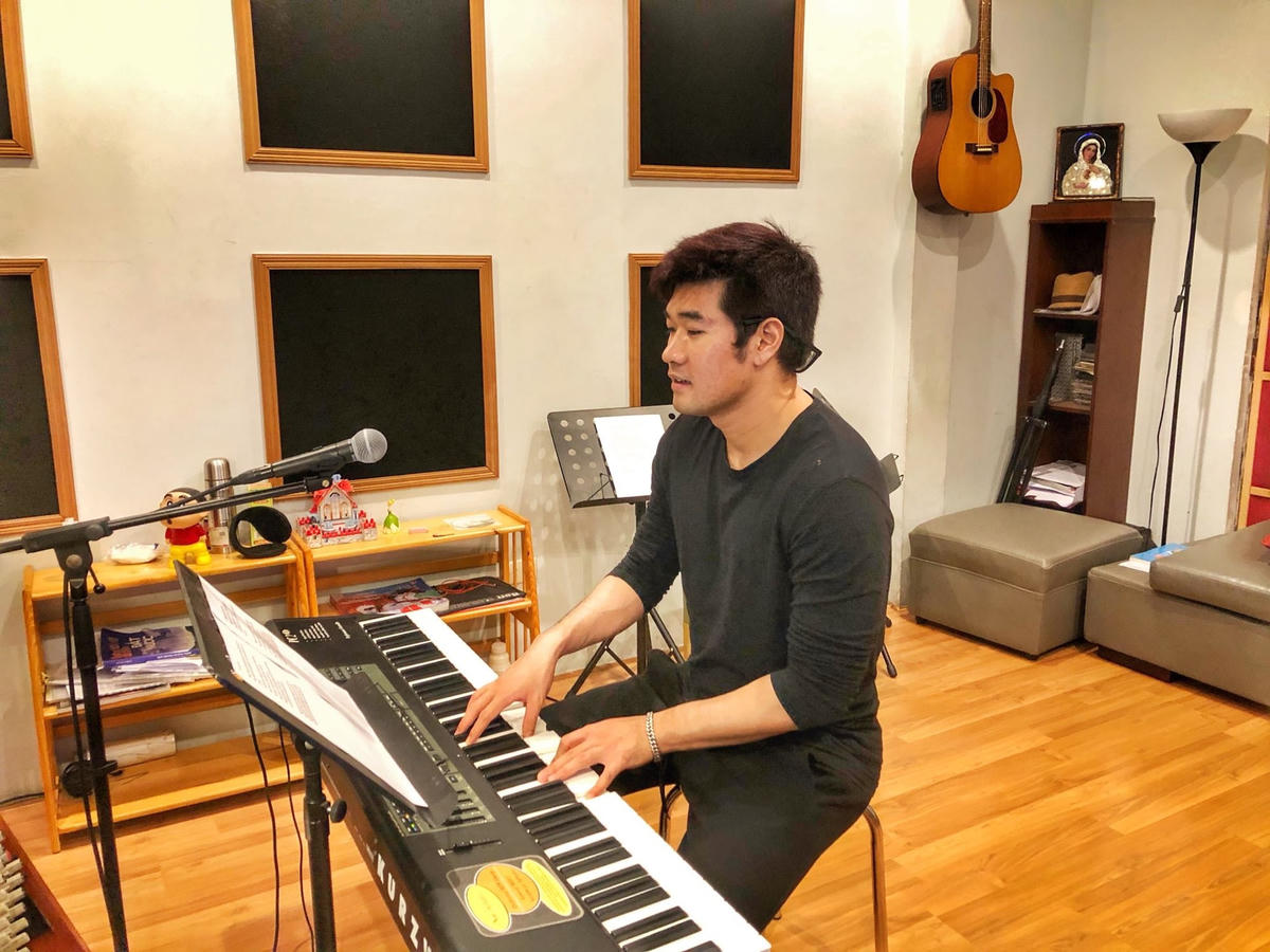 Tạ Quang Thắng cho ra mắt album "Ở giữa cuộc đời" sau 8 năm vắng bóng. 