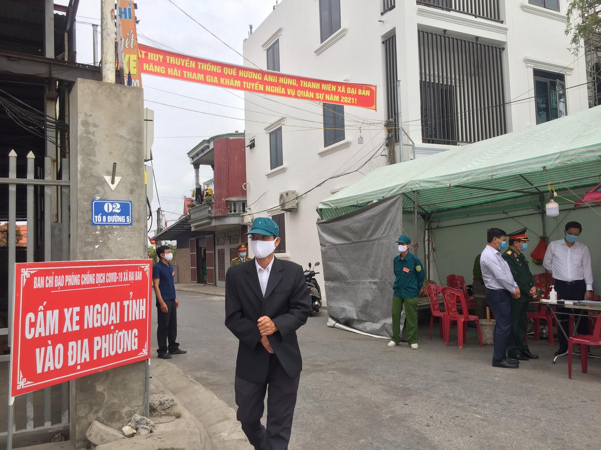 Chốt kiểm soát thôn Tiên Nông (Đại Bản, An Dương, Hải Phòng) cấm các phương tiện xe ngoại tỉnh vào địa phương