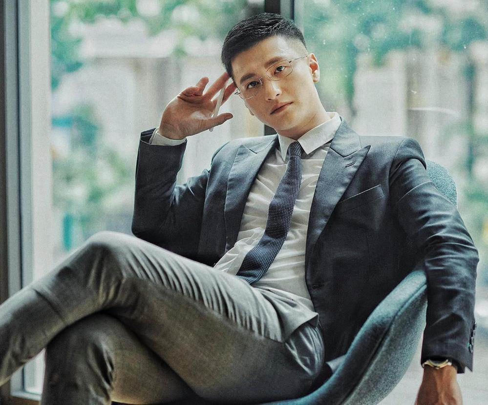 Diễn viên trẻ Huỳnh Anh liên tiếp hứng chịu scandal: quỵt tiền, kỳ kèo bồi thường, đạo diễn chửi mất dạy.