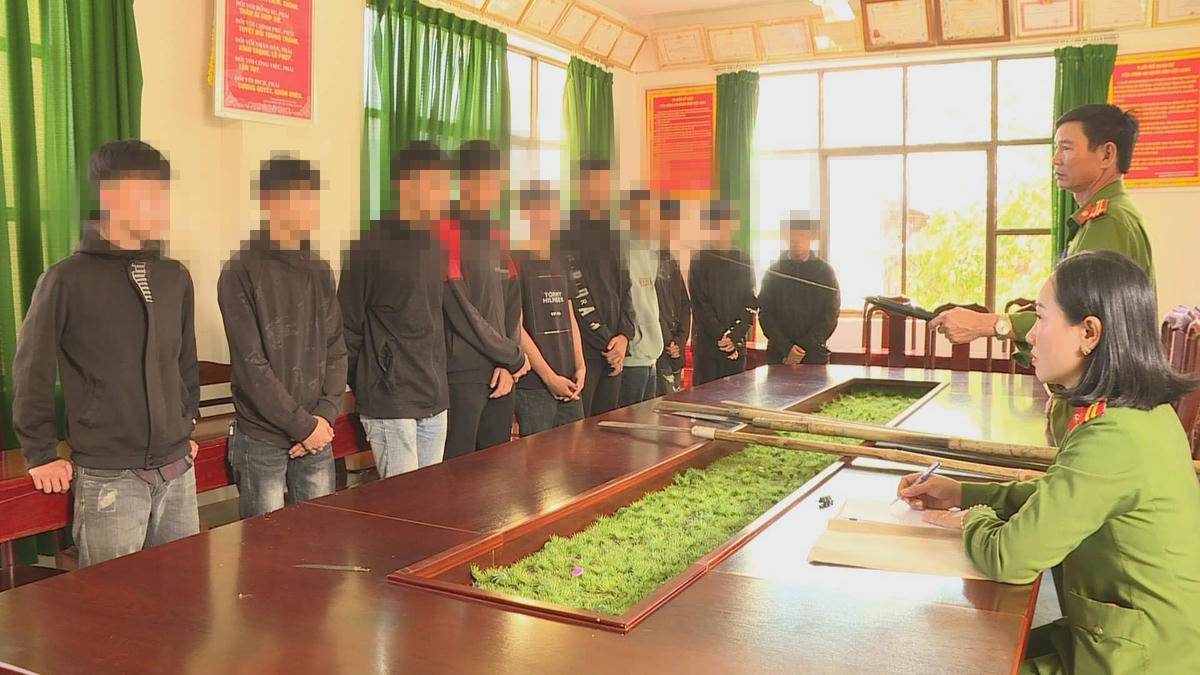 Nhóm học sinh, thanh thiếu niên tại cơ quan Công an.