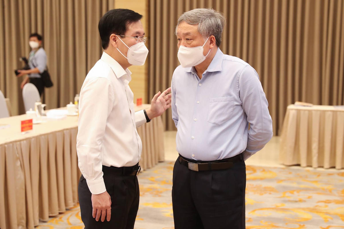 Thường trực Ban Bí thư Võ Văn Thưởng trao đổi cùng Chánh án TAND tối cao Nguyễn Hòa Bình tại Hội nghị. Ảnh: Quang Vinh.