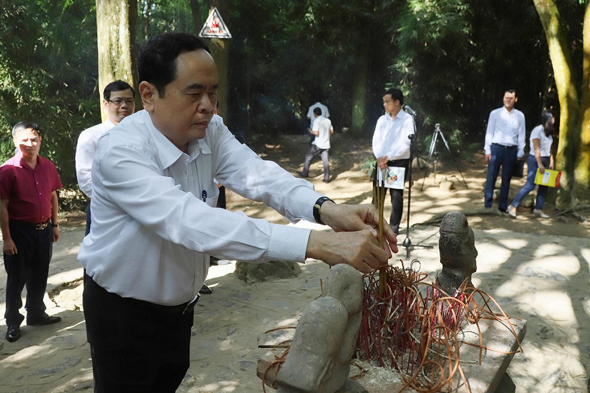 Chủ tịch Trần Thanh Mẫn dâng hương tại lán Nà Nưa.