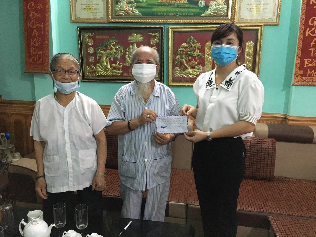 Gia đình ông Nguyễn Tiến Hải và bà Ngô Thị Tuyết (tổ dân phố 5, phường An Tường) ủng hộ Quỹ phòng chống dịch Covid-19.