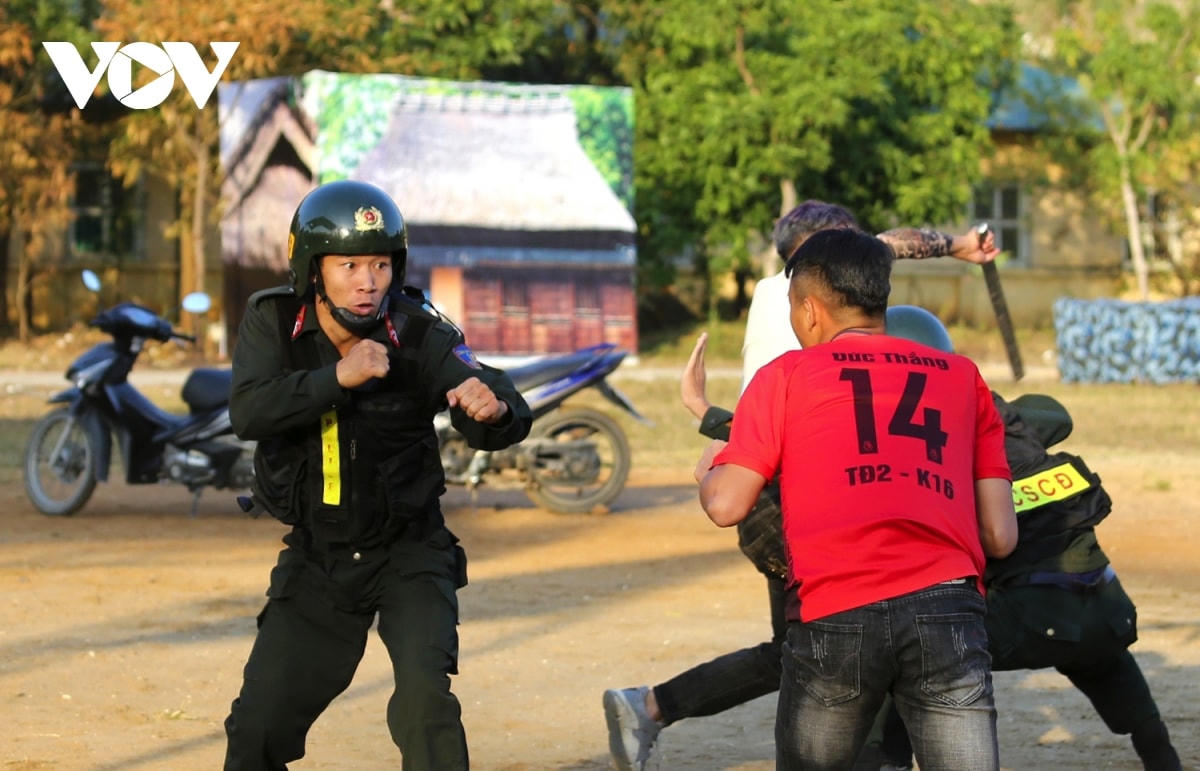 [VIDEO]: Cảnh sát cơ động vận khí công, tay không trấn áp tội phạm