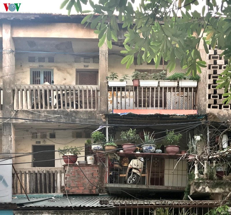 Nhiều căn hộ người dân phải cơi nới thêm, phần cơi nới bị nghiêng, gây nhiều rủi ro cho các hộ nhà phía dưới.
