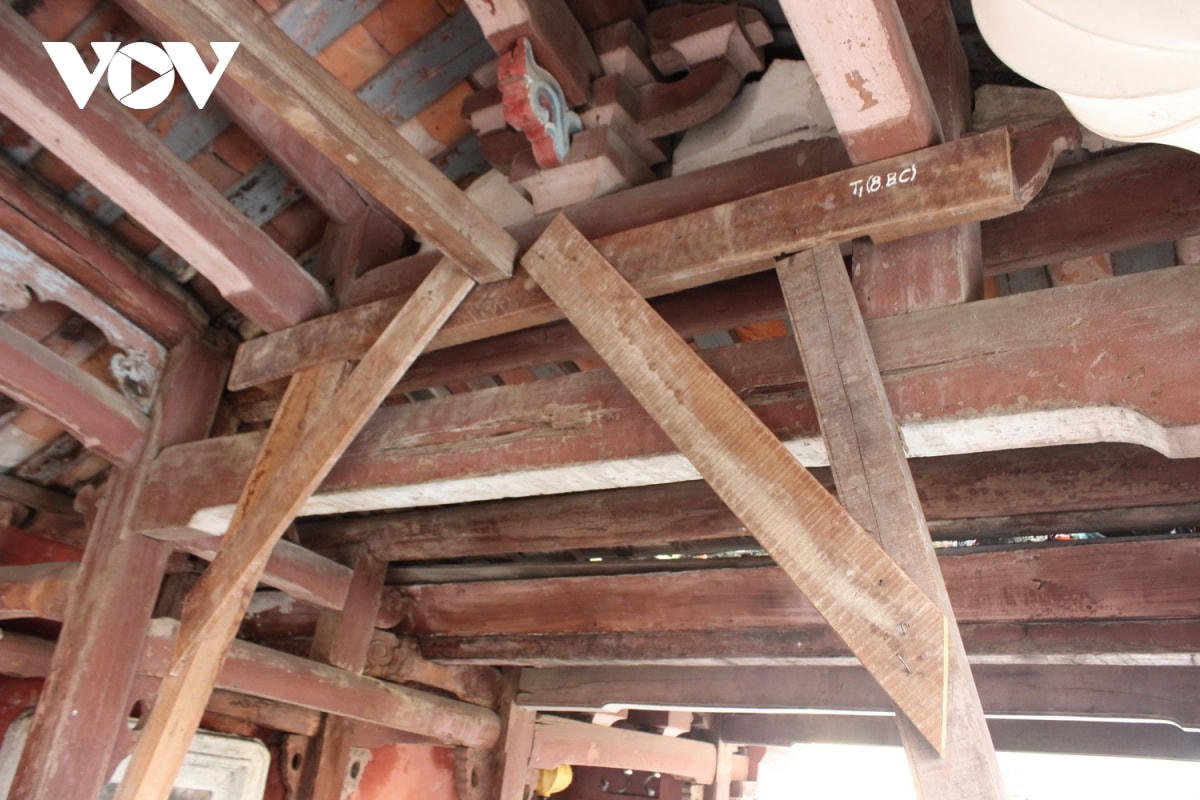 Chùa Cầu xuống cấp buộc phải dùng các thanh gỗ chống đỡ tạm.